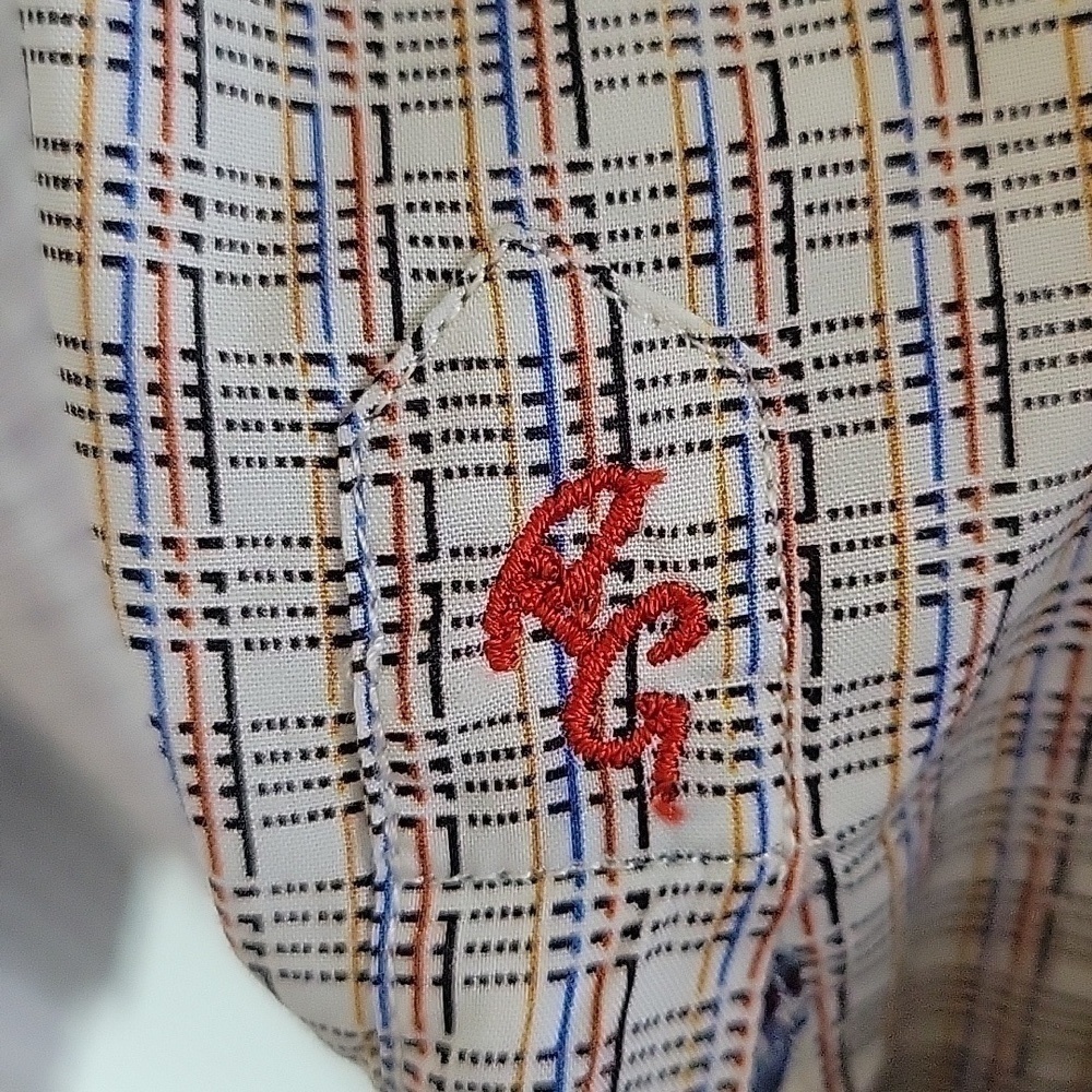 ROBERT GRAHAM 100% cotton button down shirt. Like new condition. Size XL - Picture 9 of 10